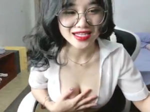 Em gái idol sexy live khoe vú khoe lồn