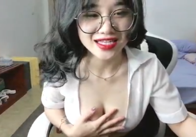 Em gái idol sexy live khoe vú khoe lồn